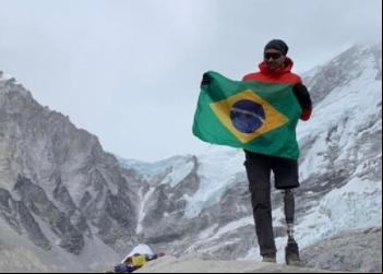 Goiano chega à base do Everest após vencer câncer 5 vezes e amputar perna