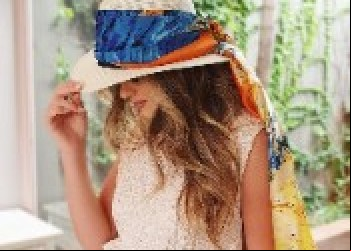 Alerta de Trend: Lenços enchem de charme os looks de verão