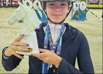 Atleta Tocantinense Fernanda Arantes, Estrela do Hipismo, Brilha no CSN Brasília Indoor 2023