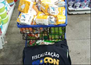 Procon Tocantins apreende 487 produtos vencidos em Colméia durante operação de