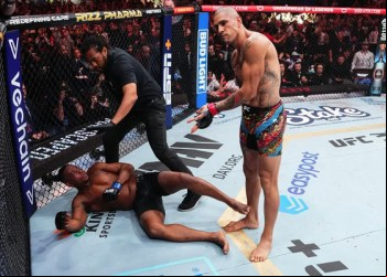 Brasileiro Poatan explica gesto de provocação após nocaute em Jamah Hill no UFC 300