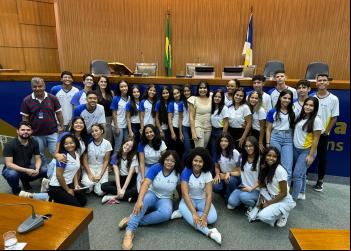 Deputada Janad Valcari recebe alunos do CEM Taquaralto no projeto "Assembleia vai à Escola"