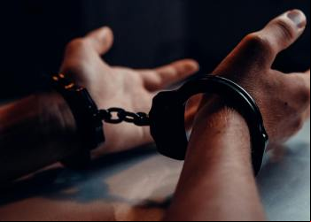 Homem tenta registrar boletim de ocorrência e acaba preso por crime hediondo