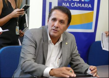 Deputado Carlos Gaguim Propõe Projeto para Garantir Educação aos Filhos de Mulheres Vítimas de Violência Doméstica