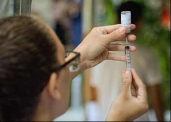 CNM aponta falta de vacinas de catapora e covid; governo nega carência